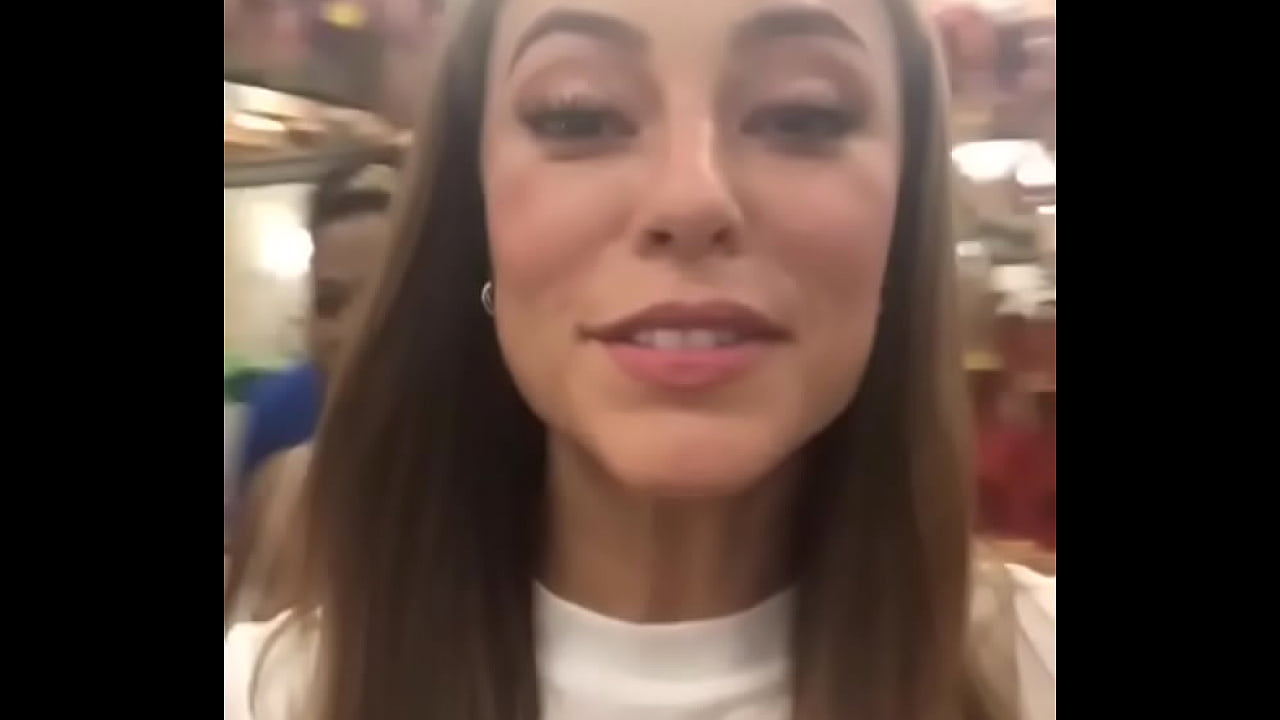 Paola Oliveira sambando no Rio de Janeiro