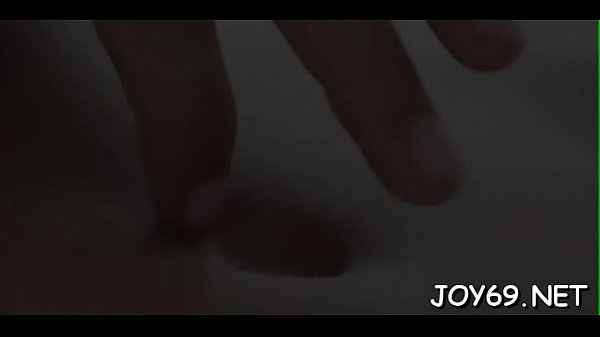 Solo babe stretches pink cum-hole