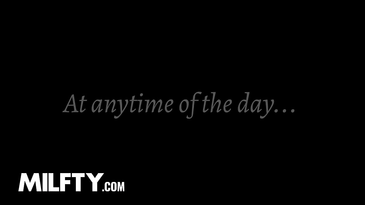 Monique Mae Is A Hot MILF Who Does It All: She&rsquo;s Got Looks, She Cleans, She Cooks, She Sucks & Rides