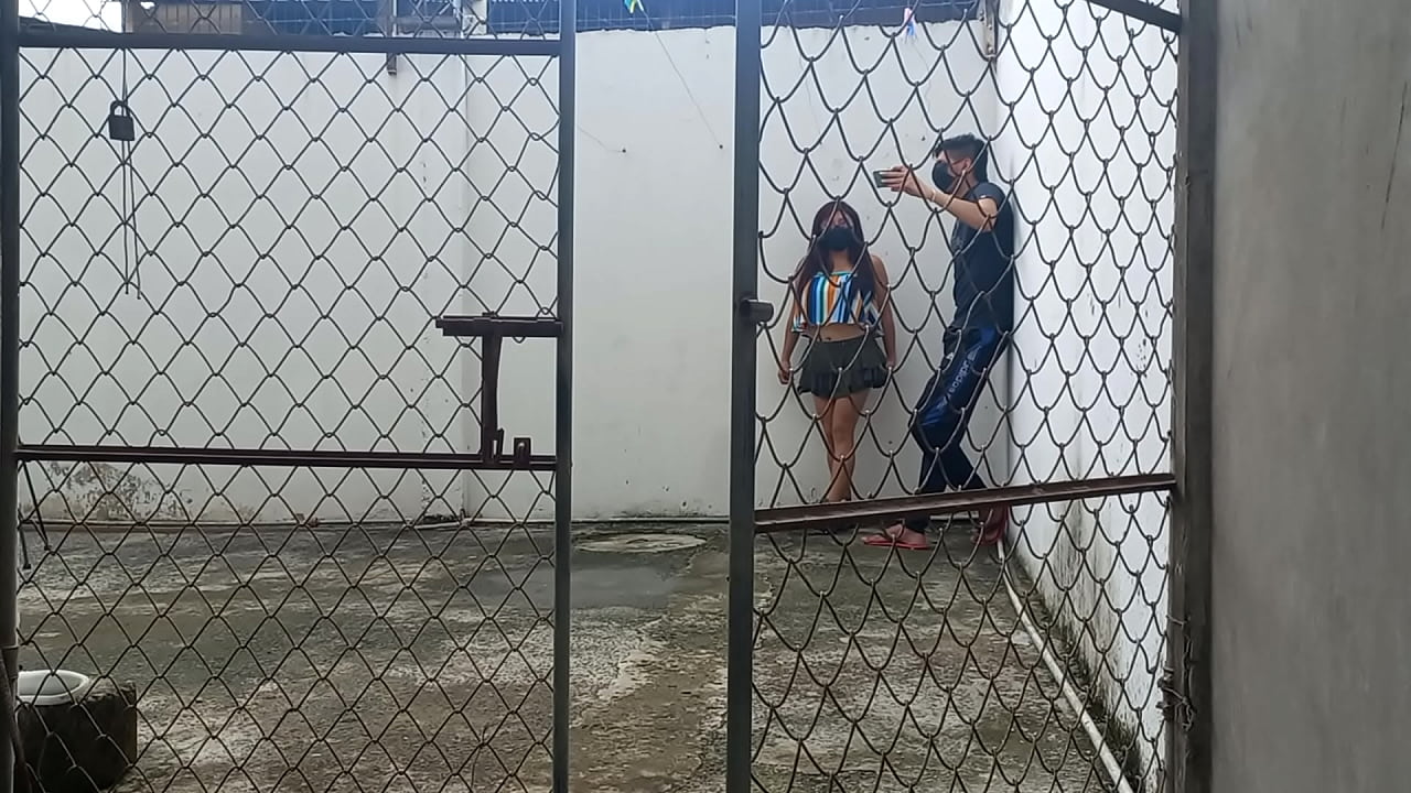 mi vecino de 20 a&ntilde;os me desea enamorar en el patio de la casa para llevarme a la cama a tener sexo