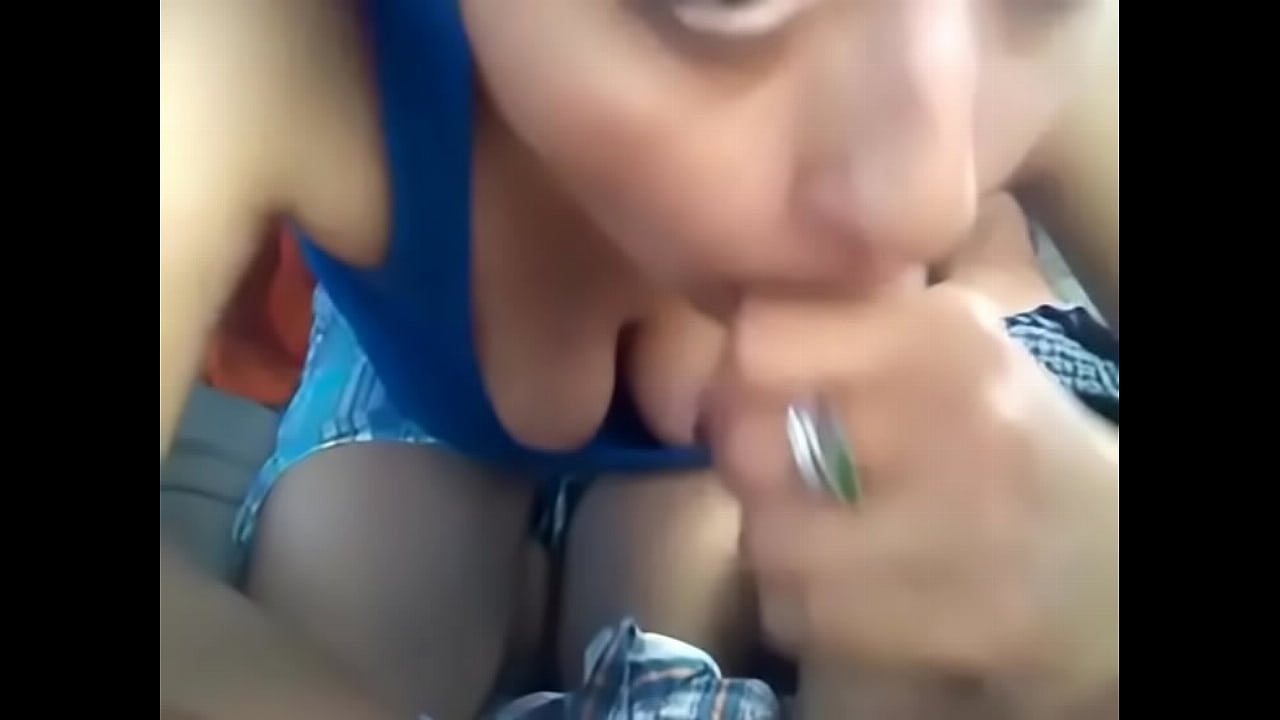 Gostosa chupando meu pau