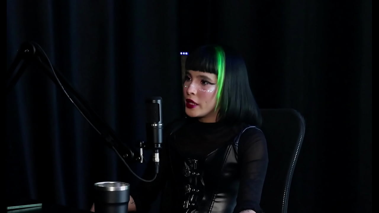 Decidiu investir em conte&uacute;do porn&ocirc;, foi chamada na dire&ccedil;&atilde;o da escola por um v&iacute;deo vazado, perdeu a virgindade na cama da m&atilde;e - Carol RHCP (SHEER/RED)