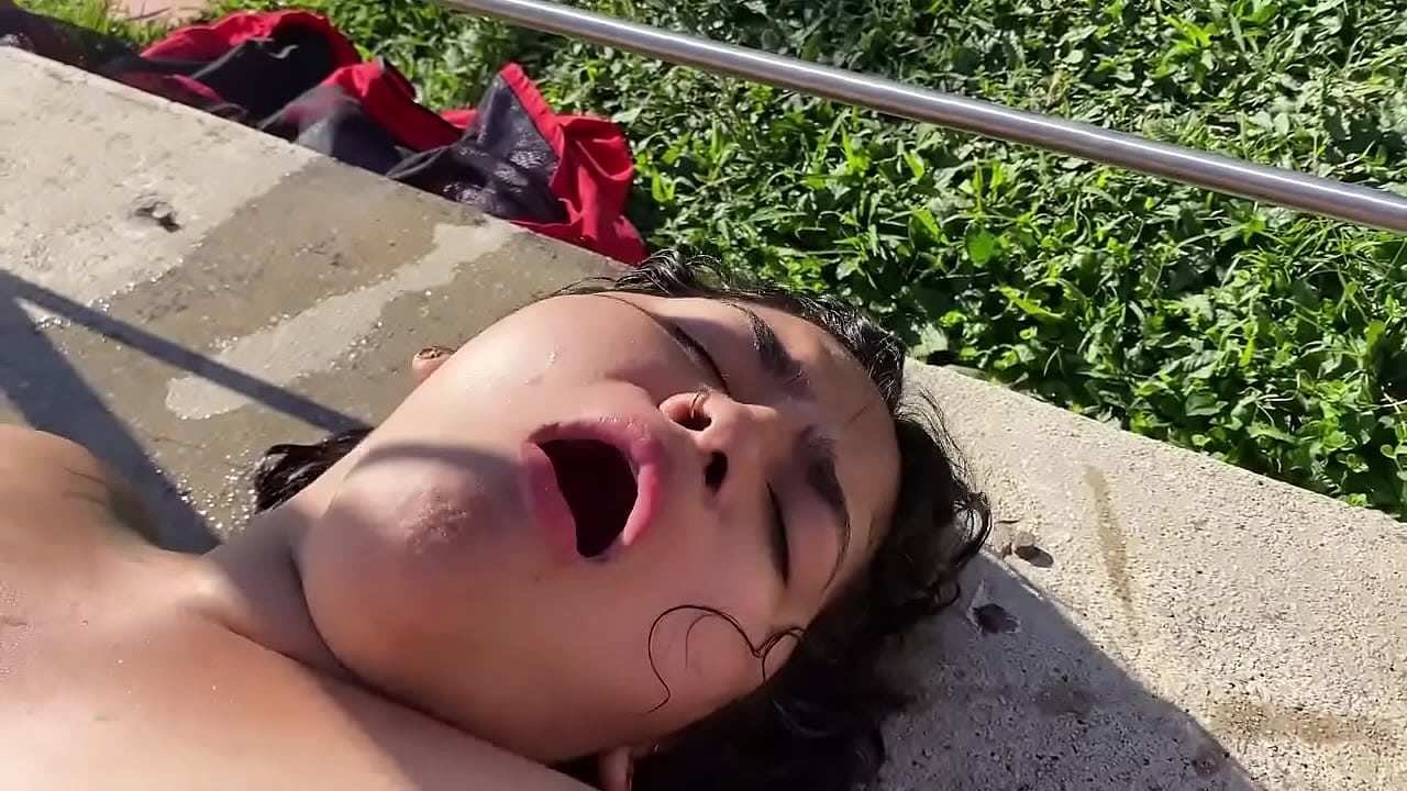 la masturbo bien duro que se viene a chorro