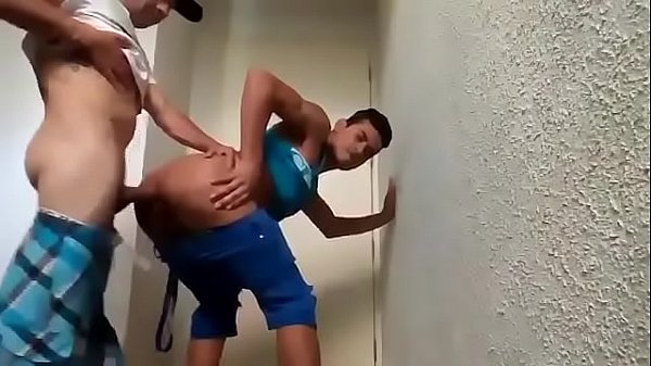 Tio h&eacute;tero comendo o sobrinho safado