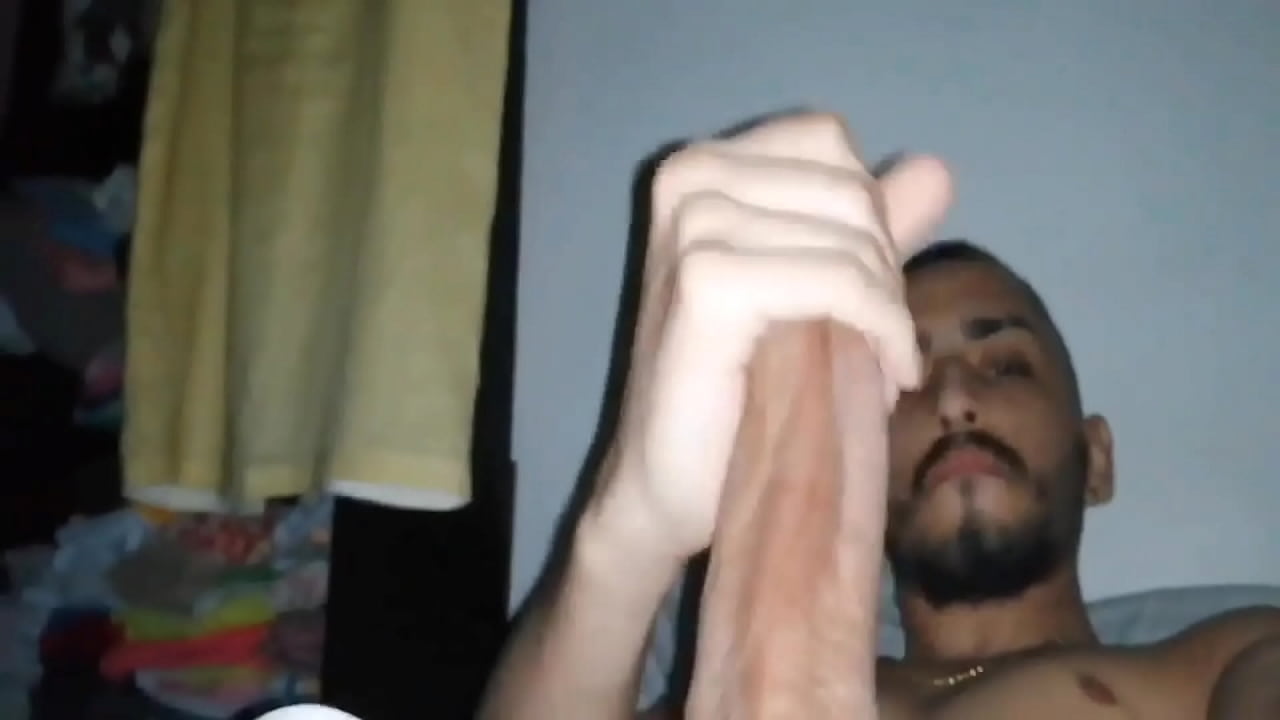 Despierto a media noche con mi polla durisima y me pajeo hasta estallar con semen explosivo