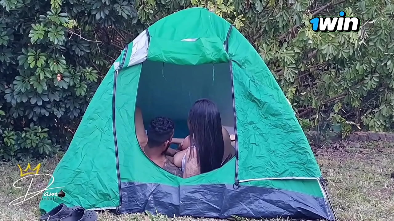 Minha esposa fudeu dentro da barraca com o neg&atilde;o dotado