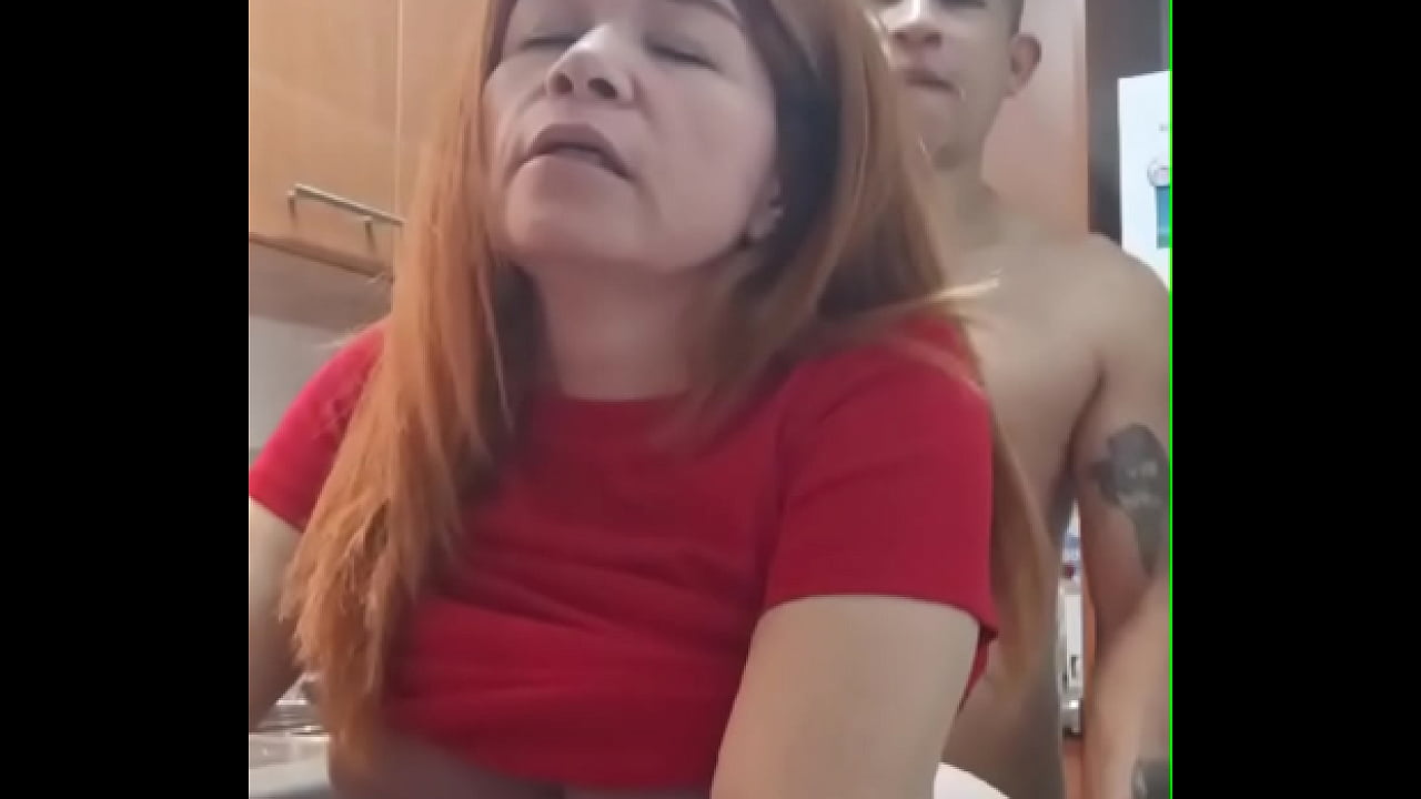 Mi novia me dijo cogete a mi madre que est&aacute; acostada en la casa sola