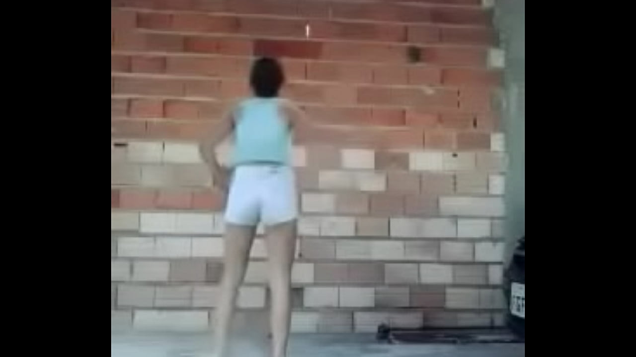 Novinha dan&ccedil;ando funk sensuall