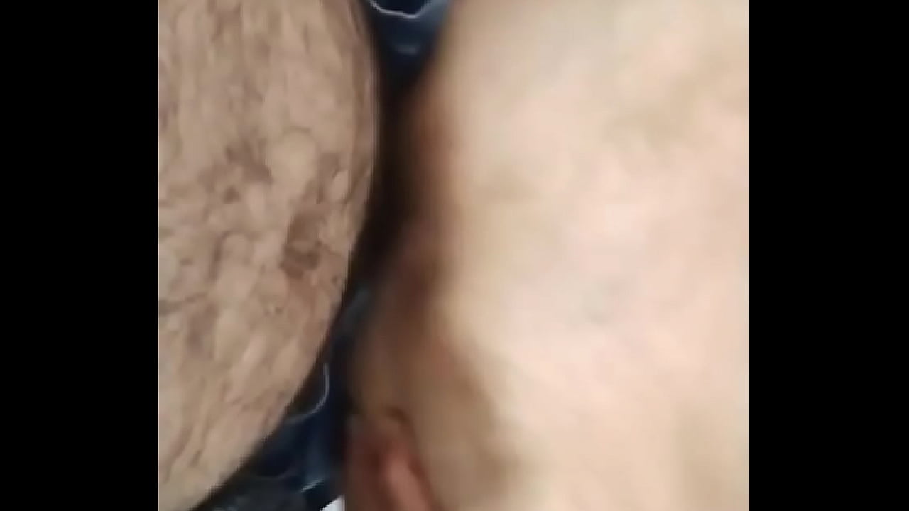 Comendo o PentelhudoMori3 no banheiro do bar no centro.