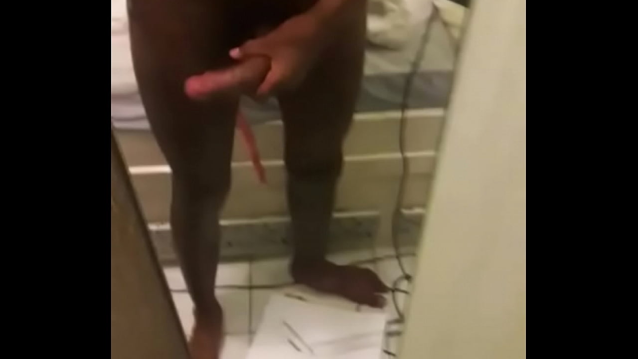 Batendo uma em frente do espelho