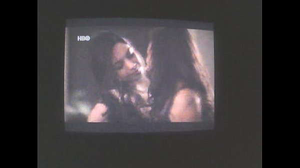 Celeste teniendo sexo en Roommates Hbo