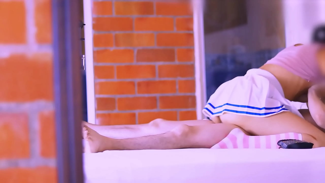 La hijastra, con su cuerpo apretado y su belleza tentadora, despertaba en &eacute;l un deseo incontrolable cada vez que coincid&iacute;an en el apartamento.