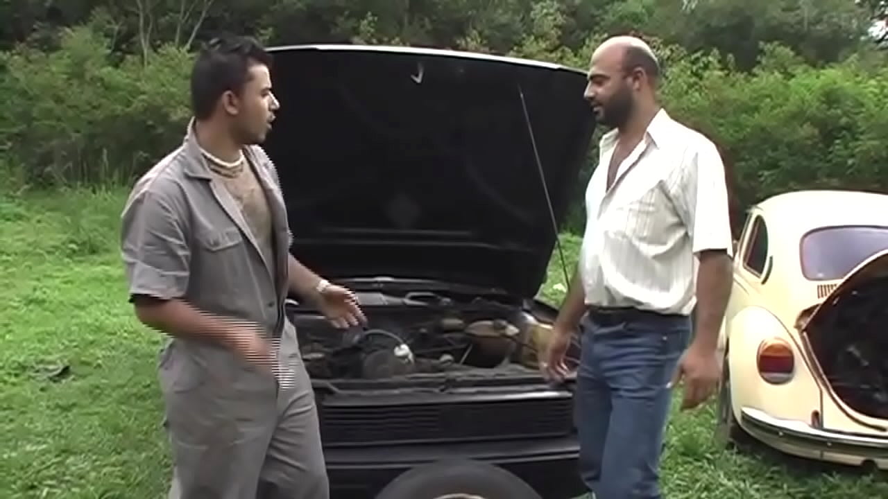 Ga&uacute;cho arruma carro com o amigo