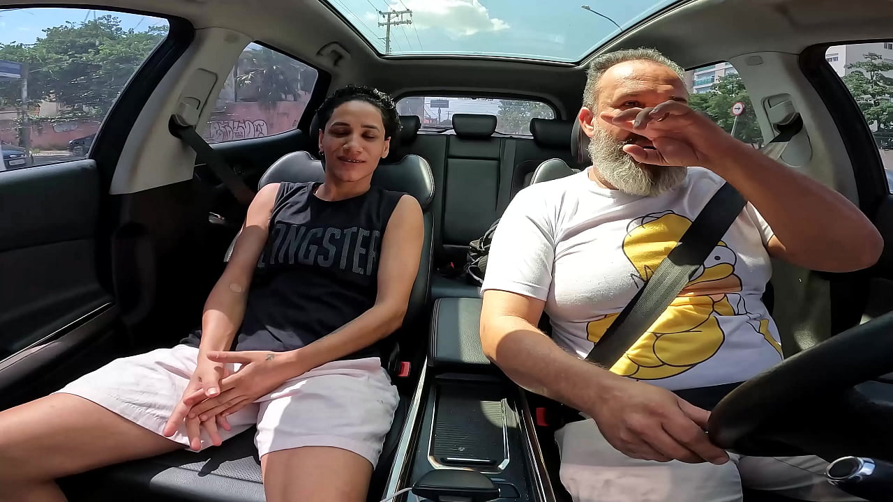 Menino com buceta entra na carona