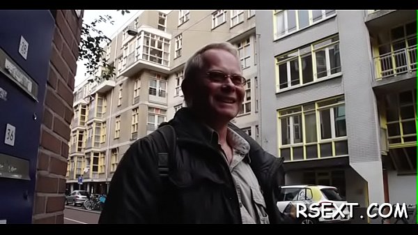 Darksome cutie sucks a big pole