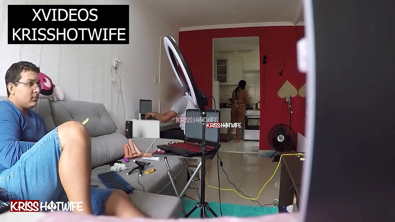 Kriss Hotwife Esposa Puta De Bikini Bem Pequeno Na Presen&ccedil;a Do Prestador De Servi&ccedil;o Do Note