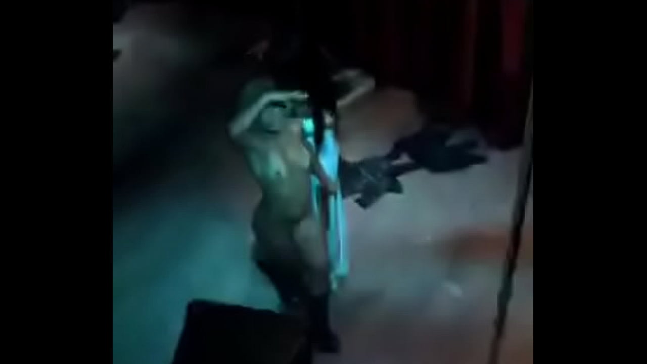 Ex BBB dan&ccedil;a nua em boate