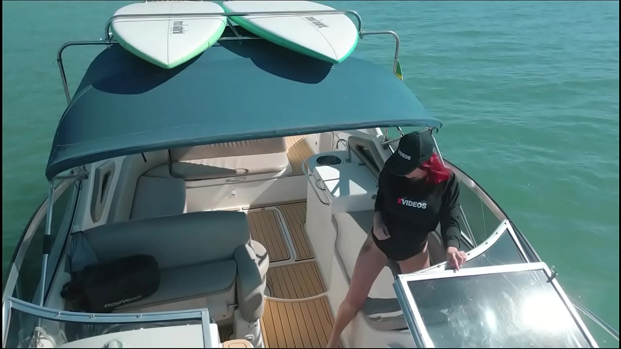 Drone flagra casal em sexo na lancha em alto mar