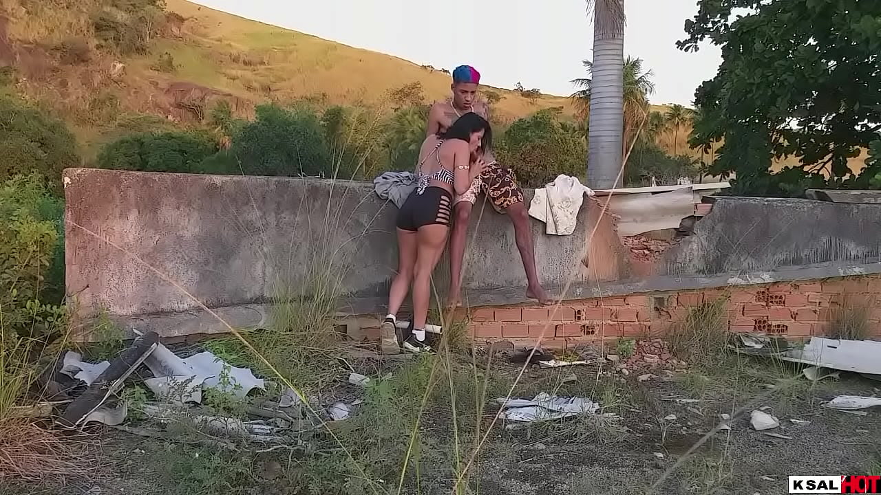 A diabinha da Danny hot leva o ator brinquedo para laje, e fode com o bonequinho dele at&eacute; gozar bastante