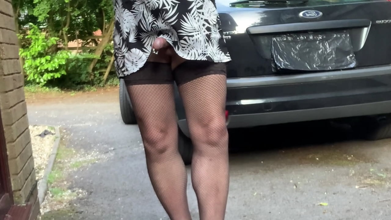 kelly cd teasing as cars drive past