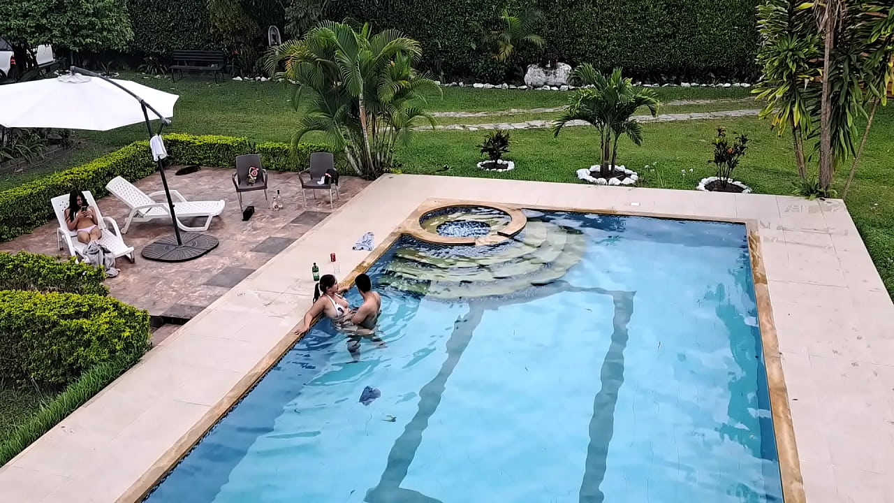 Mientras mi hermanastra se broncea, me follo a su amiga en la piscina. Parte 1