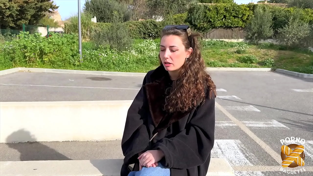 Livia, jeune bombasse, veut se faire bien baiser