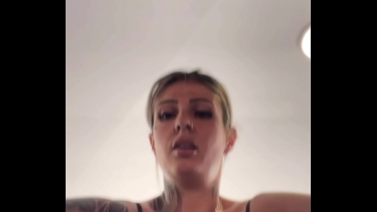 Fui treinar na academia da praia do Guaruj&aacute; Tava t&atilde;o calor que suor escorria da buceta pro cu ! Os banhista passava e ficava olhando meu rabo todo molhado fiquei cheia de tesao .