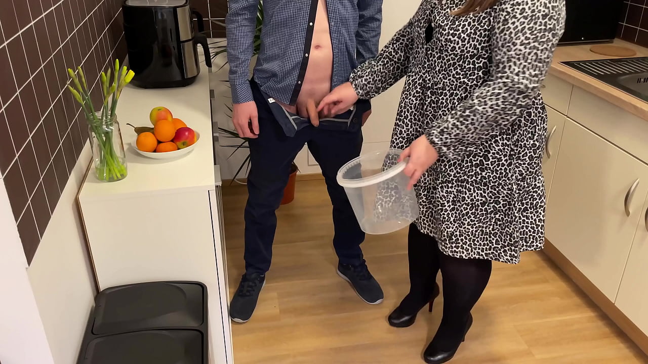 Curvy milf with a huge ass fingers herself and masturbates