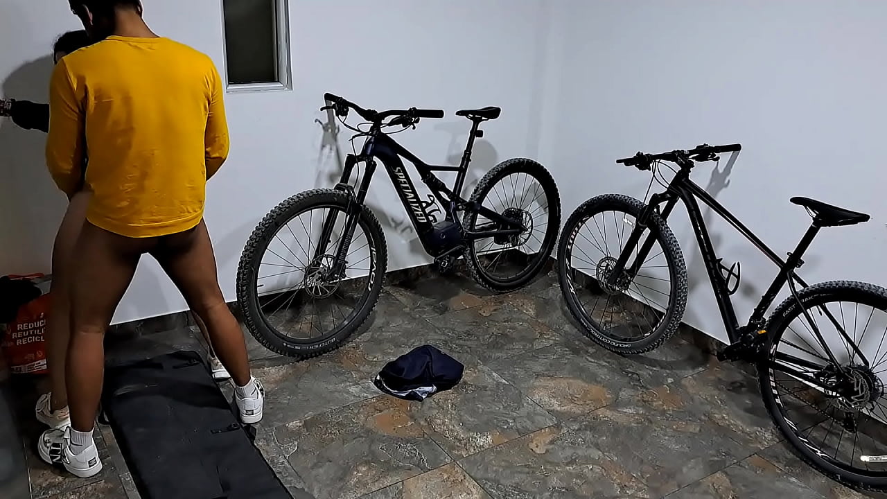 A esta sexy morena le encanta tener mi polla en su boca pt2