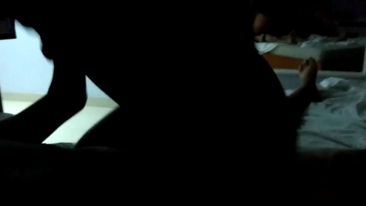 Esposa na cama do motel cavalgando outro macho