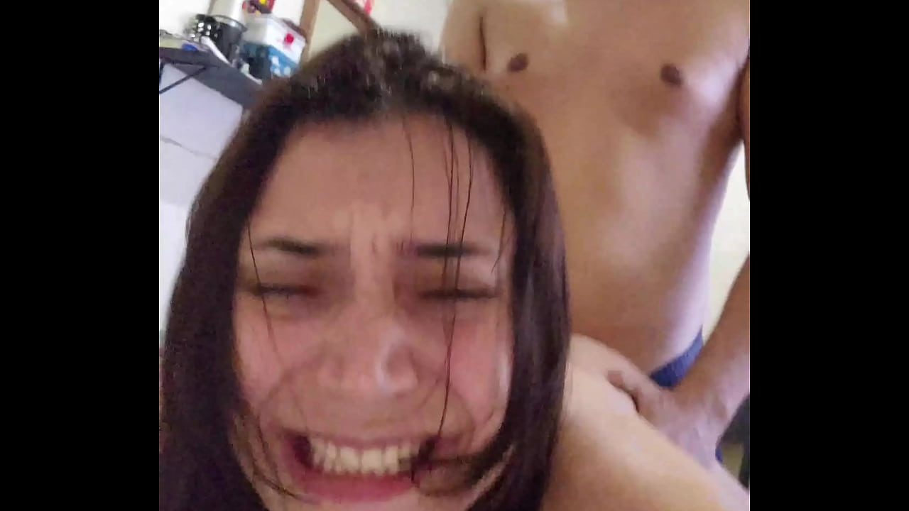 Ai Meu &Uacute;tero Caralho, Quer Me Arrombar?! Putinha N&atilde;o Aguentou o Pau Grande no Cuzinho, e Chorou Dando a Bucetinha! SQUIRT