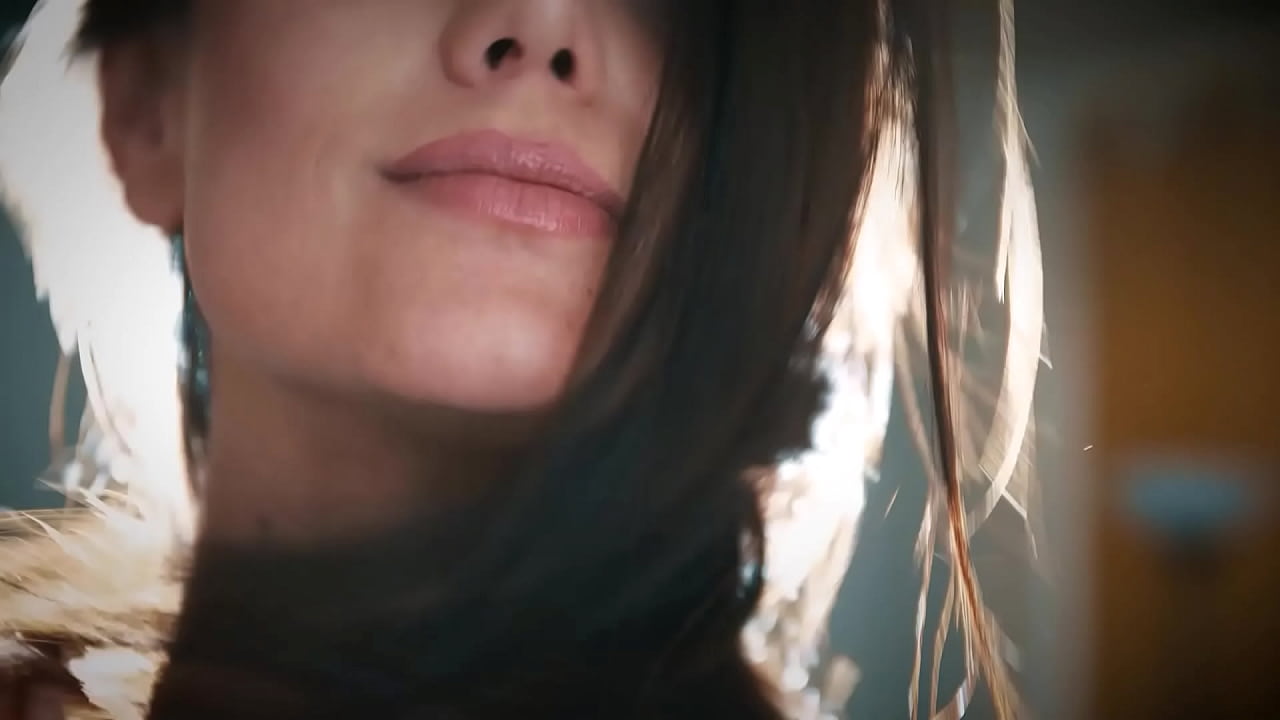 FITTING-ROOM - Lorena si scopa il culo mentre la gente la guarda