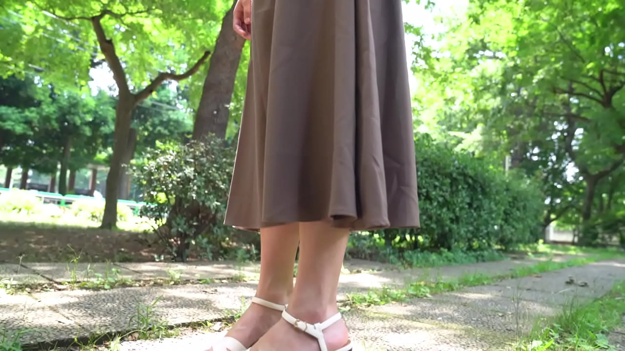 「子供のころから大学時代までずっとバスケットをやってました。」身長180センチの神戸妻、三谷ちあきさん31歳。結婚3年目の専業主婦。長身奥様といえば元バレーやバスケ経験者というのが付きものだが、全国大会優勝経験有りとなると話は別。現在は趣味で地元の仲間たちとストリートバスケで遊ぶ程度だというがそのテクニックは今でもそこらの男子では相手にならないレベル。