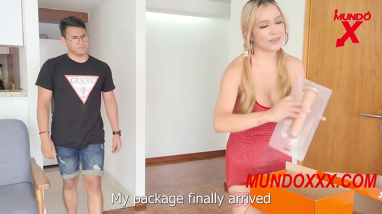 le hace una garganta profunda a su hermanastro y se lo folla duro por el co&ntilde;o - corrida en la boca MUNDOXXX.COM