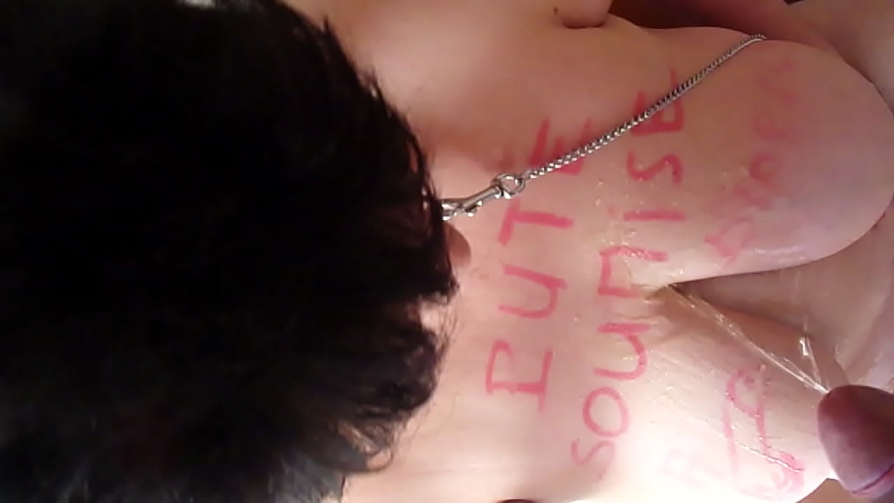 La femelle de Ma&icirc;tre Diabolus arros&eacute;e de pisse