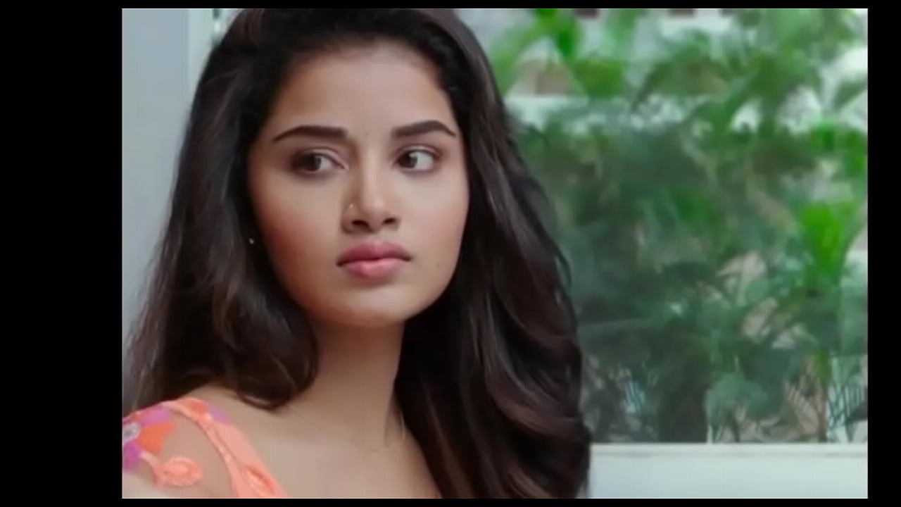 Anupama paramerswaran hot belly and boobs in saree