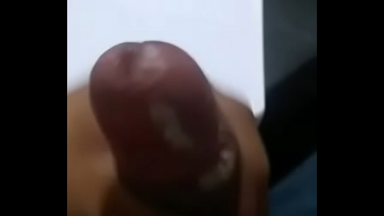 Negro caliense se toca viendo porno entre hombres