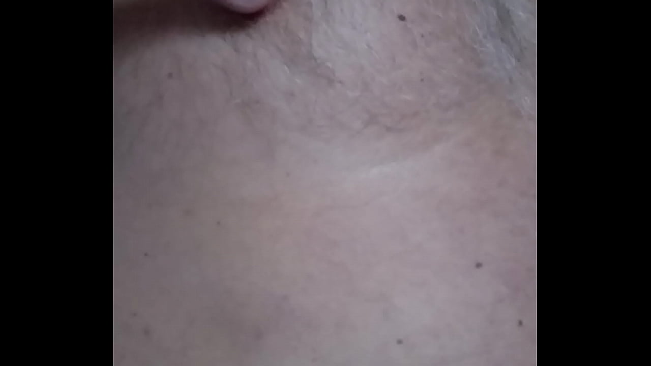 Př&iacute;tel si hraje s m&yacute;mi bradavkami