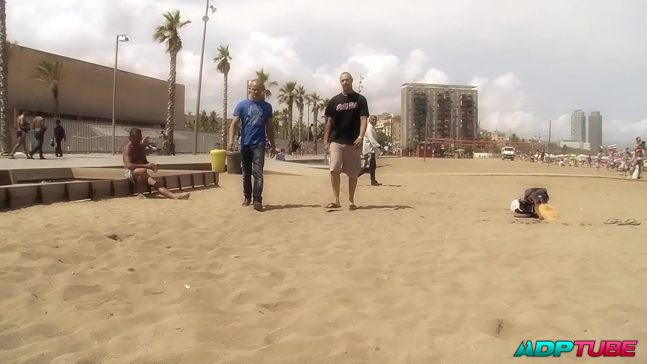 Dos pollones para Noemilk en la playa