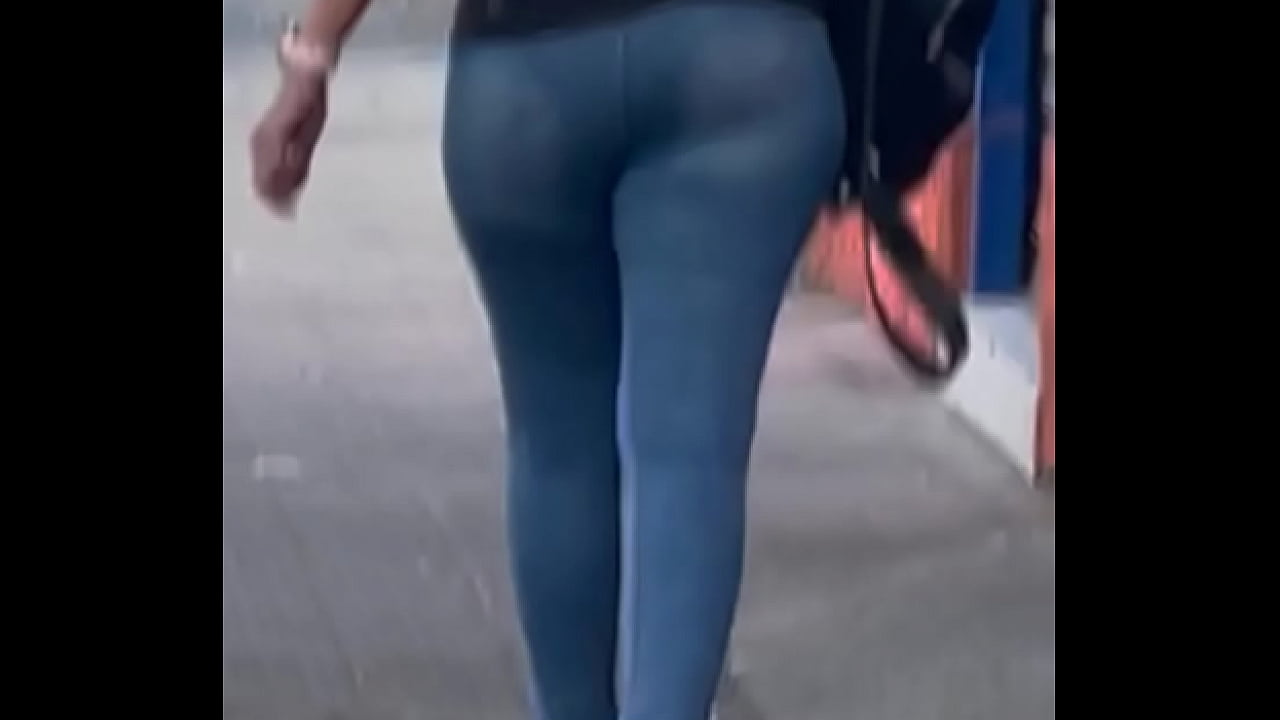 Nalgona latina en jeans