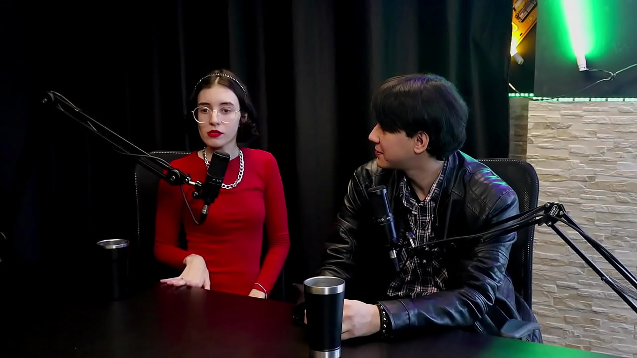 Curtia se exibir bem novinha, a pandemia lan&ccedil;ou mulheres no porn&ocirc;, contou pra m&atilde;e, e quando vendeu seu primeiro nude... - Yastrixx & Dixon (WATCH ON: SHEER/RED)