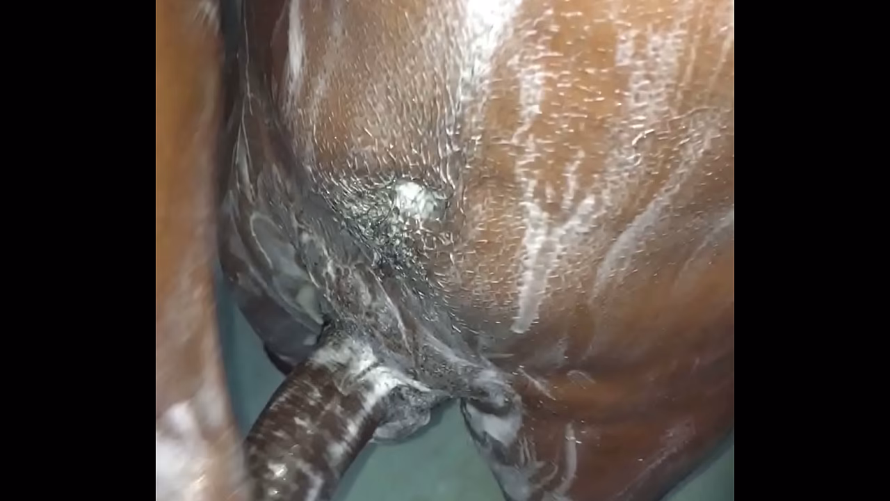 Me hago una rica paja en el ba&ntilde;o lleno de jab&oacute;n