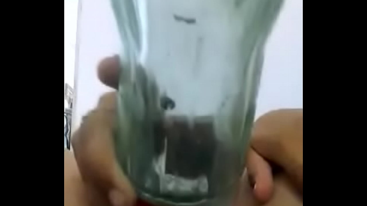 Mi novia masturb&aacute;ndose connbotella de coca