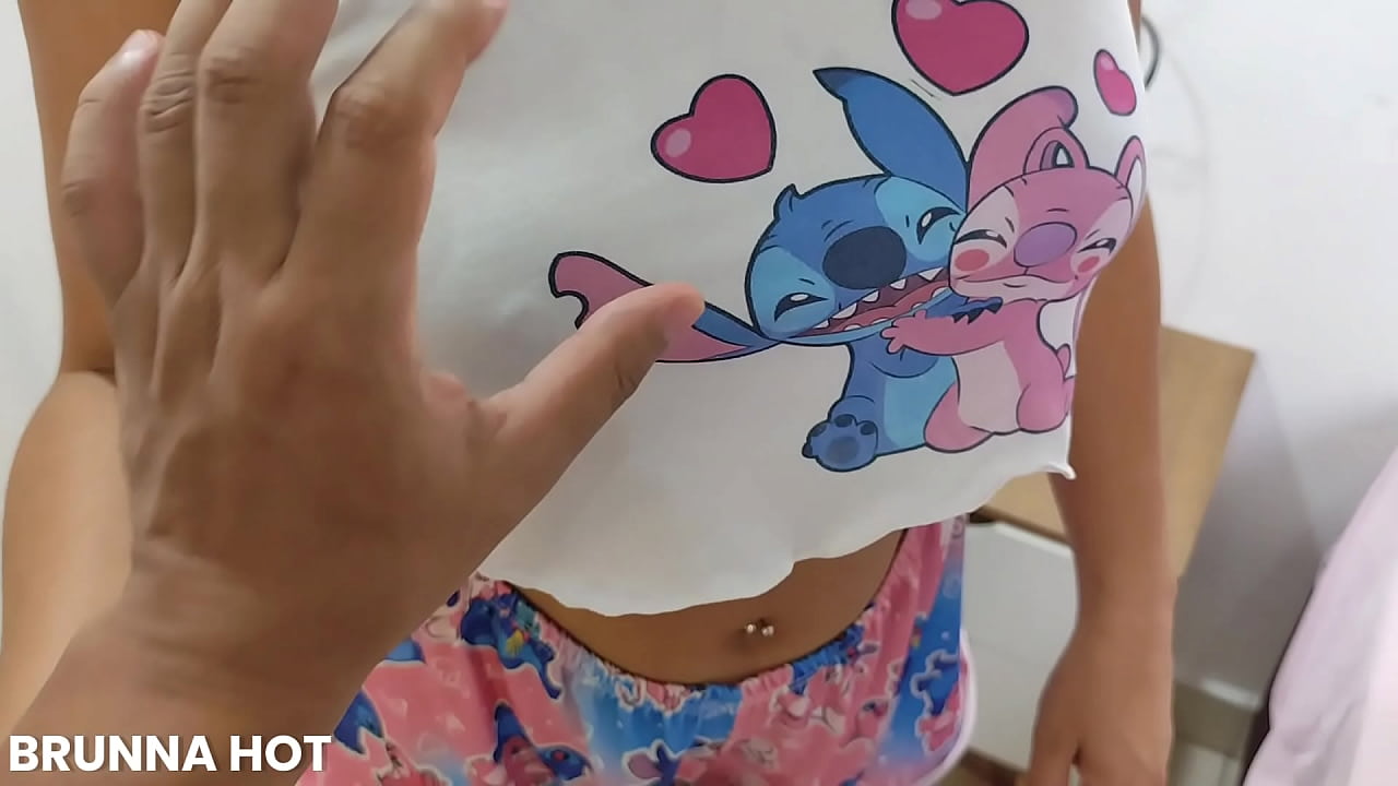 Essa prima novinha safada adora dormir na minha casa e ela acaba sempre fazendo boquete guloso na minha pica, libera a buceta e leva gozada ficando toda meladinha