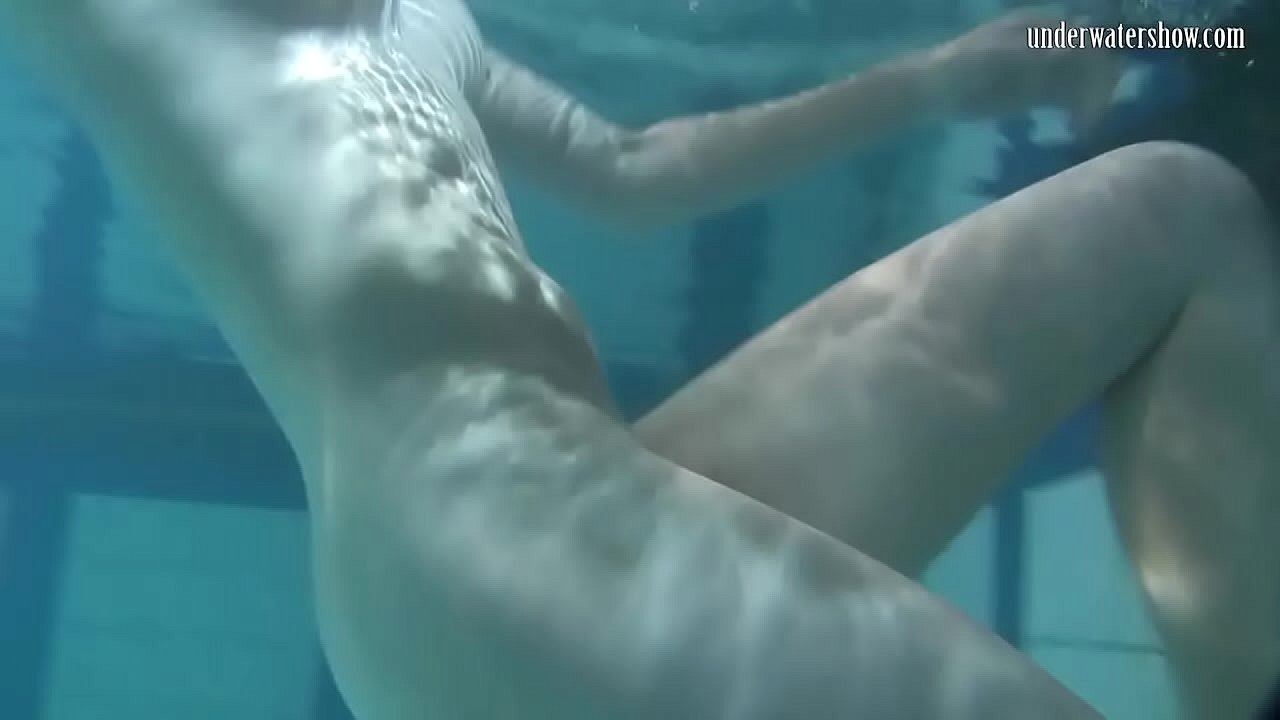 Babe in the swimming pool naked and horny