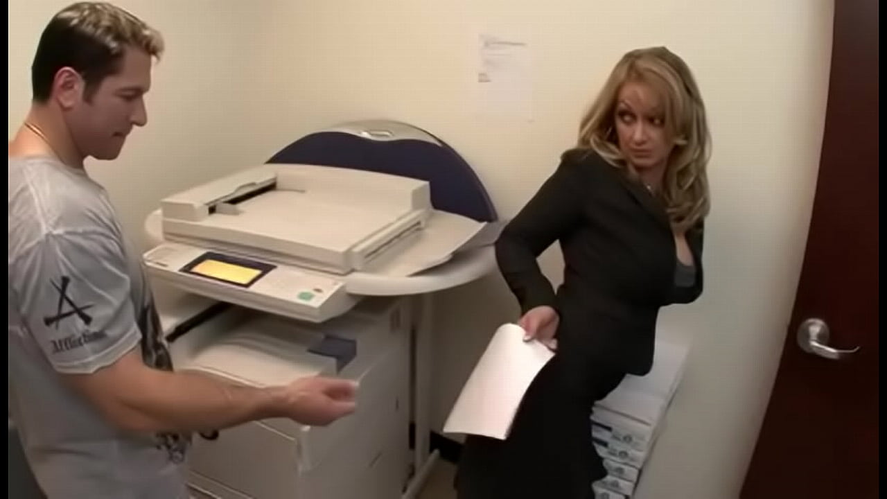 Aline bigbutt in copy room anal cougar