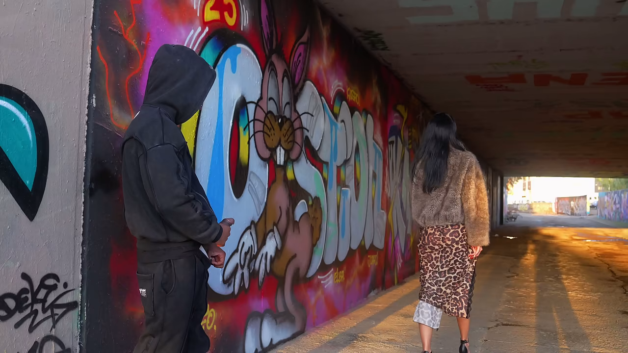 Dominicano detona a italiana debajo de un puente en las calles de Barcelona.