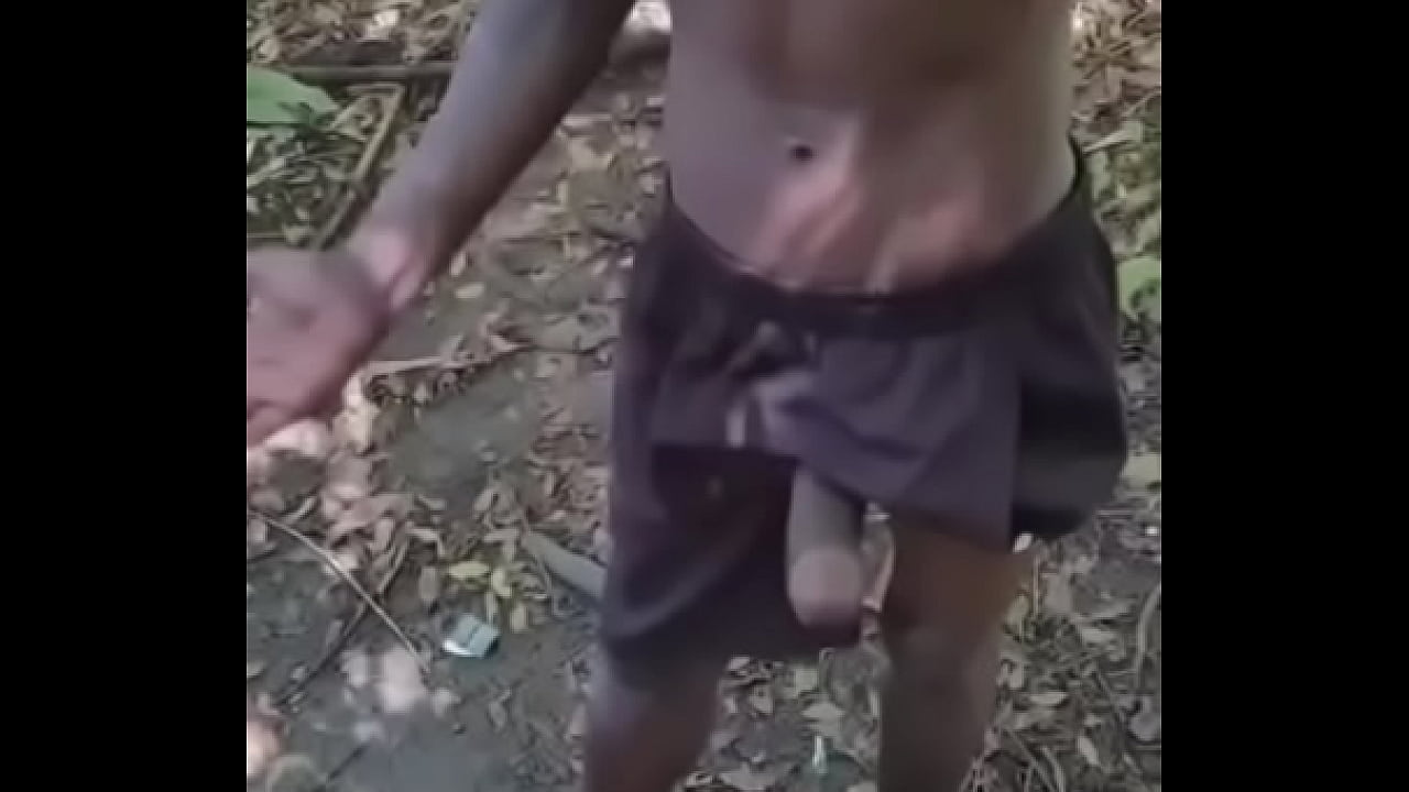 Neg&atilde;o que tomava conta de carro na rua me fudeu gostoso no meu mato, meteu a pica preta sem d&oacute;