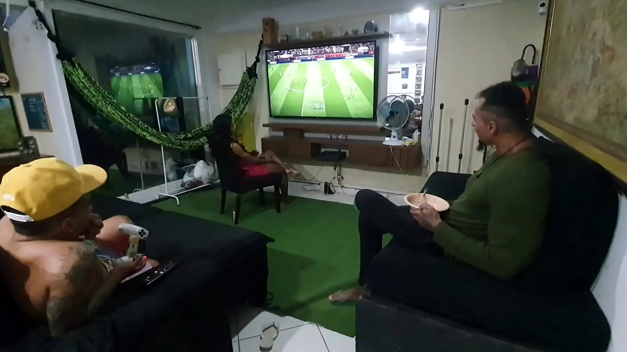 Novinha oferece o cu se perder no jogo