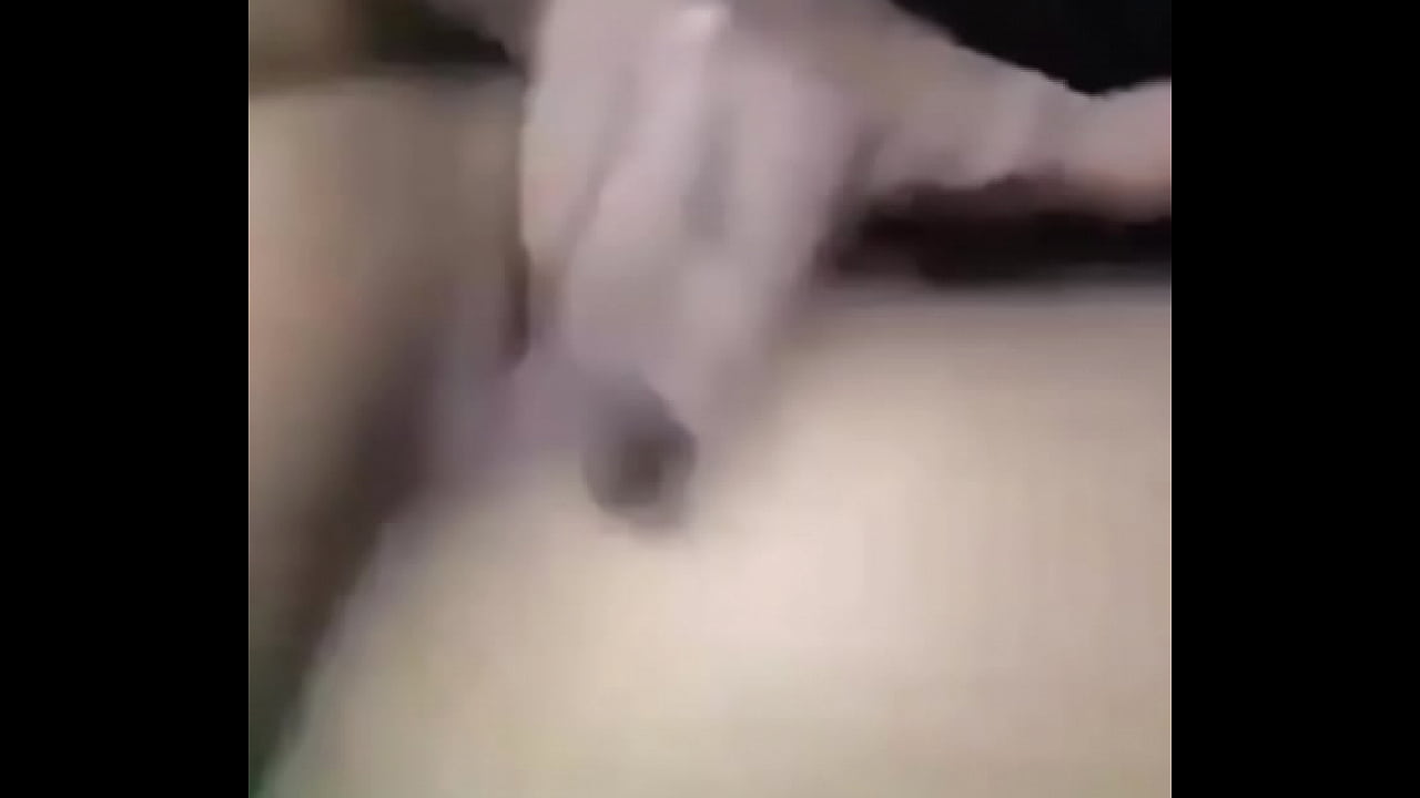 Gostosa tocando siririca